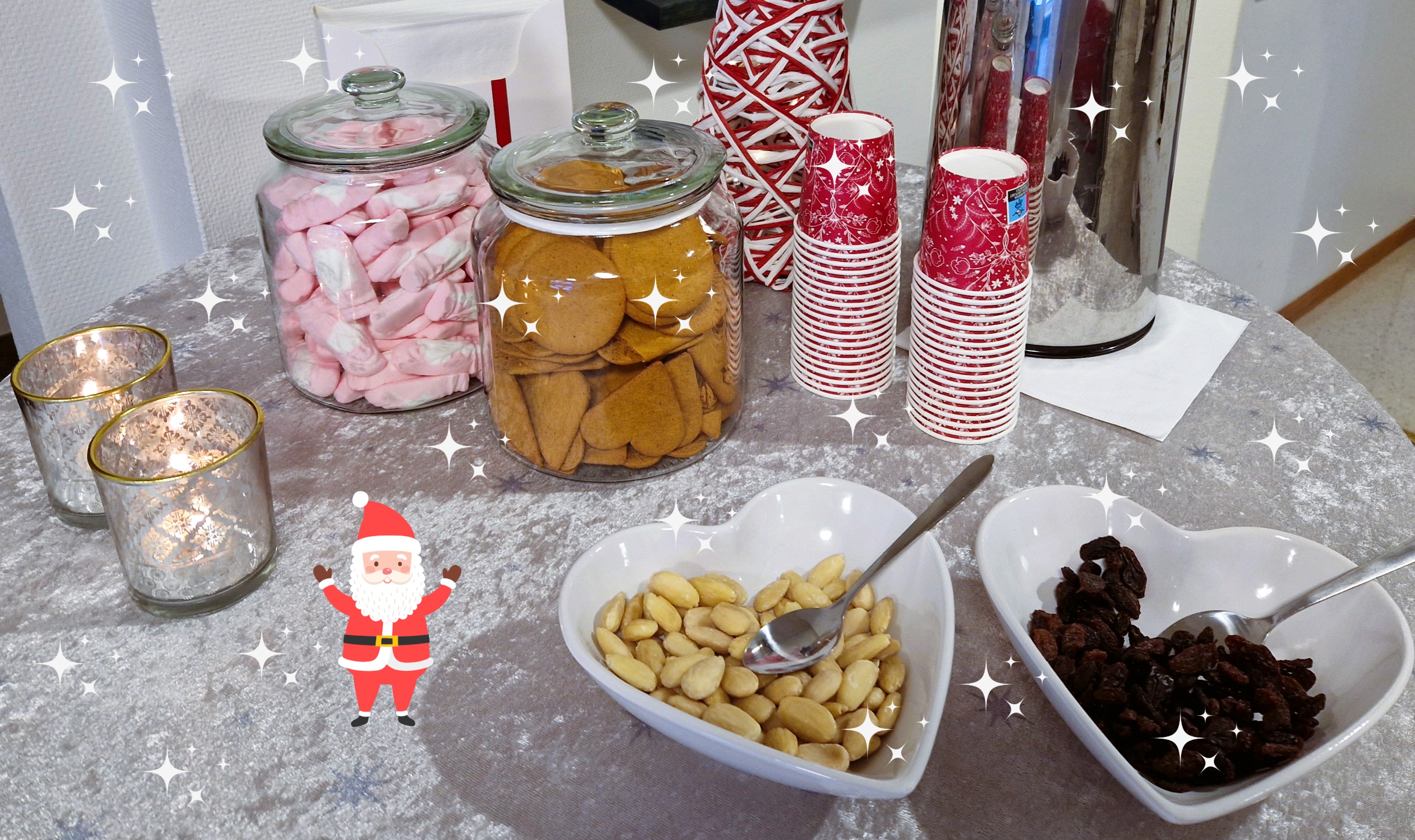 bild av glögg, pepparkakor och skumtomtar