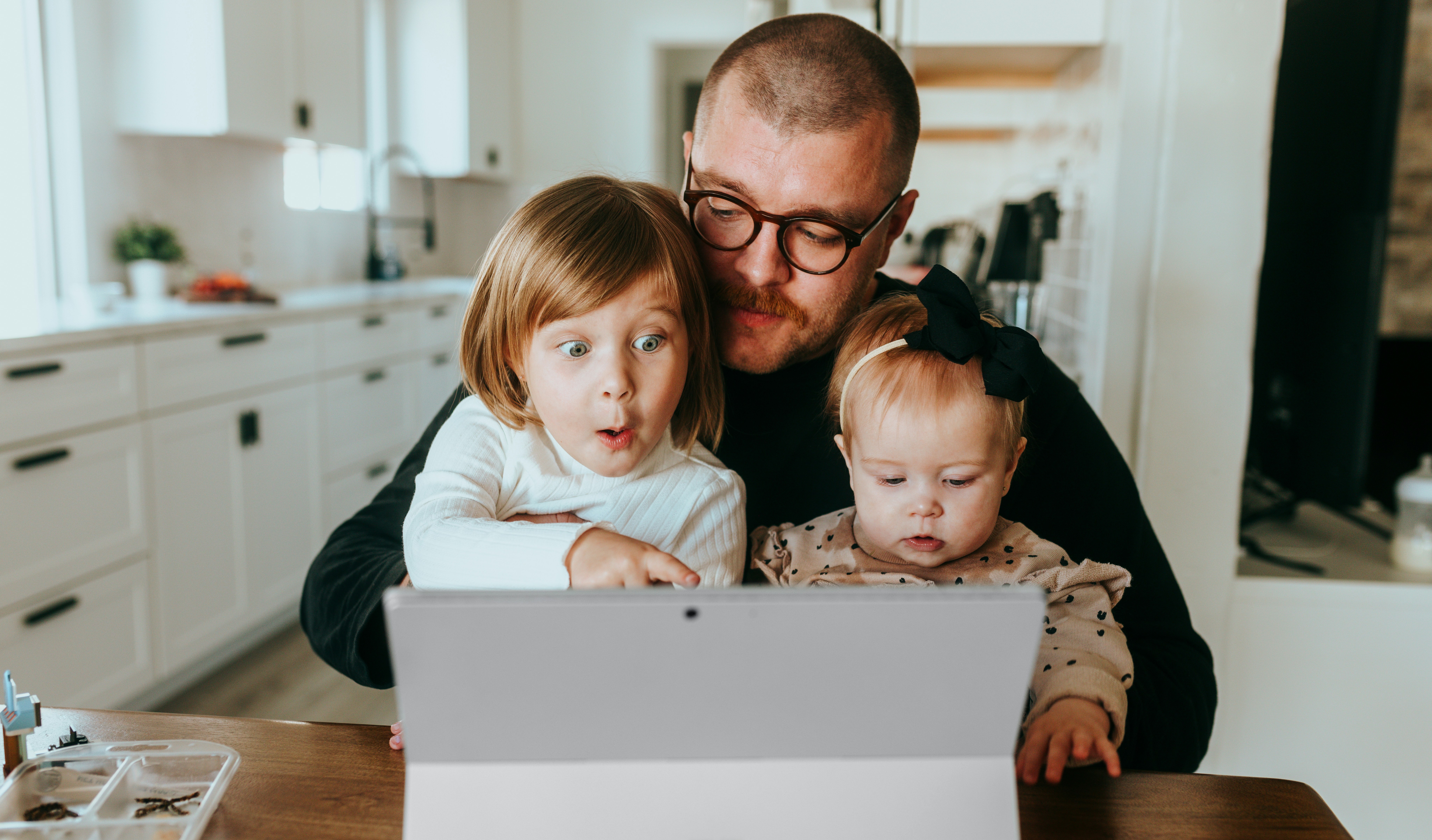 Familj som sitter och tittar på en dator